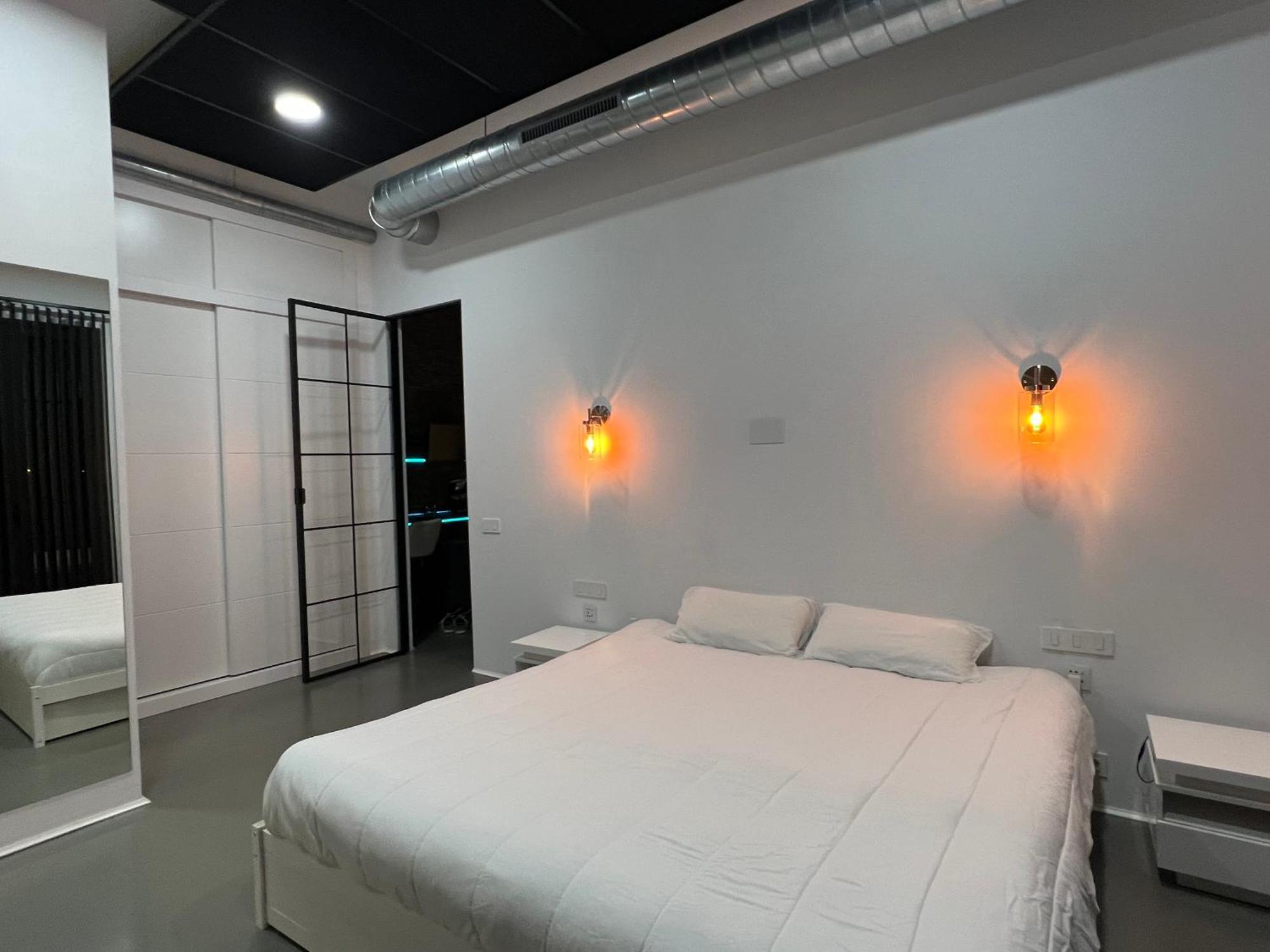 Appartement One Bedroom, Bed, Sofa Bed, Home-office, Modern, Quiet, Fully Equipped, Powerful Ac, 300 Mbps Fibre, Washer And Dryer *
